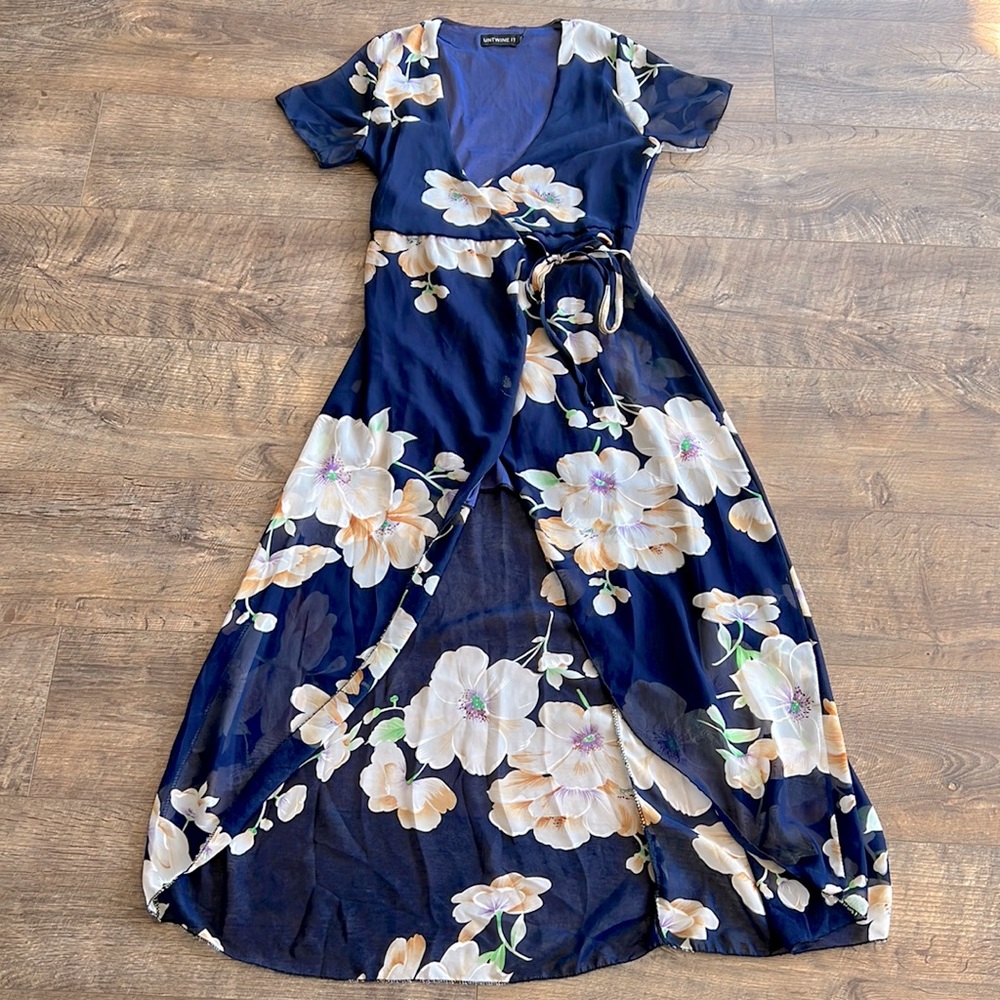Women’s UnTwine It Medium (fits like a small) lightweight, wrap dress with ties